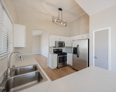 1710 E Oakland Street - Photo Thumbnail 10