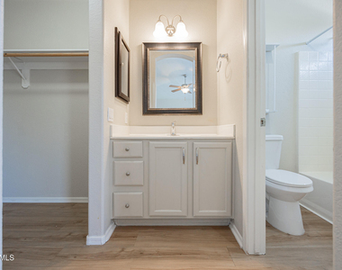 1710 E Oakland Street - Photo Thumbnail 13