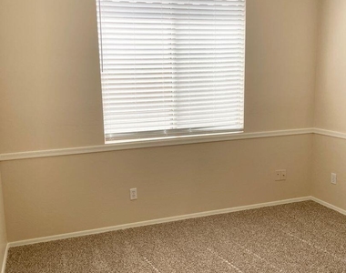 3720 W Rushmore Drive - Photo Thumbnail 28