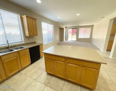 3720 W Rushmore Drive - Photo Thumbnail 10