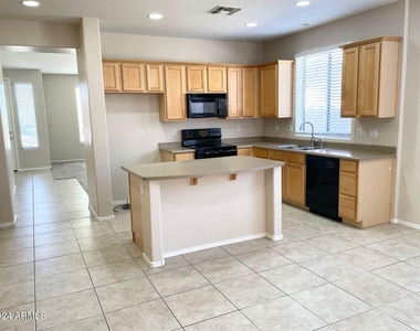 3720 W Rushmore Drive - Photo Thumbnail 7