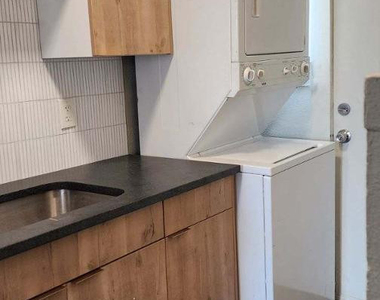 716 E Pierce Street - Photo Thumbnail 9