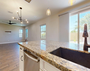 209 E Beatryce Street - Photo Thumbnail 13