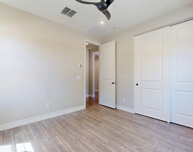 209 E Beatryce Street - Photo Thumbnail 23