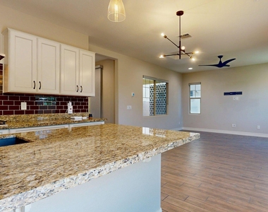209 E Beatryce Street - Photo Thumbnail 9
