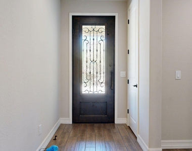 209 E Beatryce Street - Photo Thumbnail 5