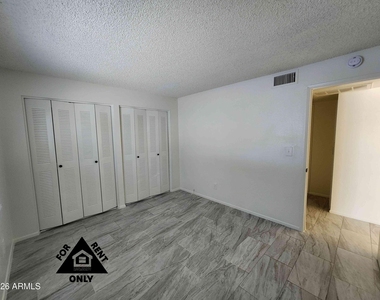 3646 N 67th Avenue - Photo Thumbnail 8