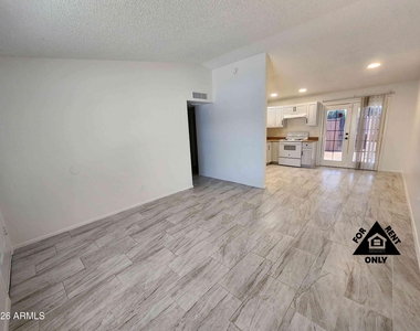 3646 N 67th Avenue - Photo Thumbnail 4