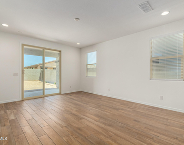 17318 W Surrey Drive - Photo Thumbnail 10