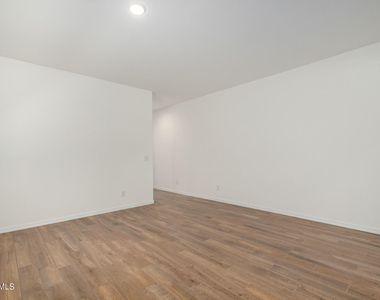 17318 W Surrey Drive - Photo Thumbnail 8