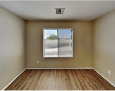 11401 W Windsor Avenue - Photo Thumbnail 8