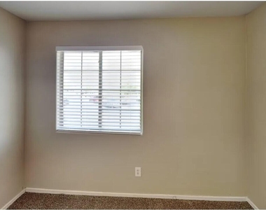 11401 W Windsor Avenue - Photo Thumbnail 11