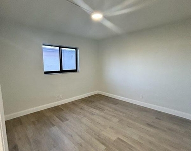 2545 Taft Street - Photo Thumbnail 7