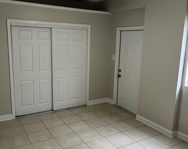 511 W Palm Street - Photo Thumbnail 12