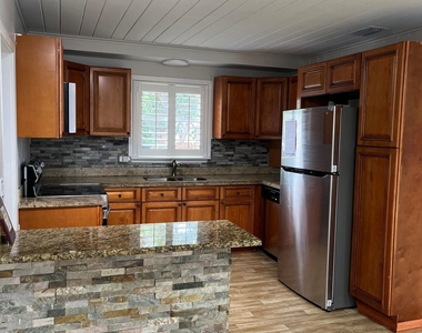 511 W Palm Street - Photo Thumbnail 2