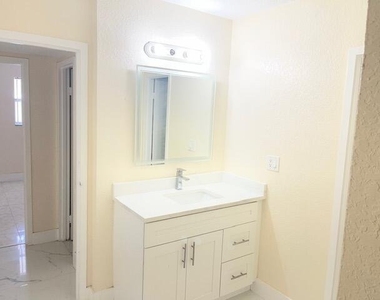 2960 Riverside Drive - Photo Thumbnail 4