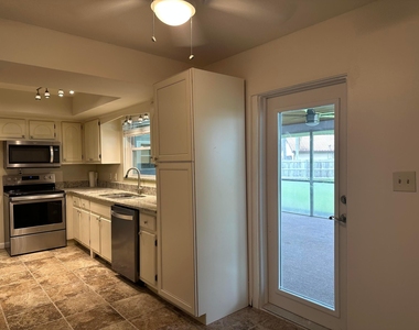 404 21st Street Se - Photo Thumbnail 2