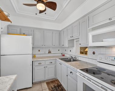2111 Ne 1st Court - Photo Thumbnail 8