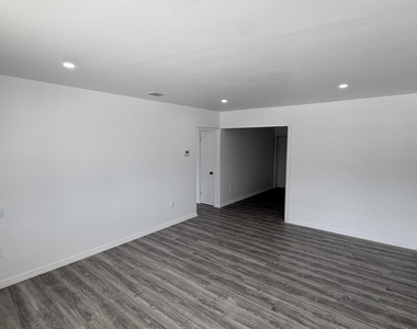 1063 Nw 108th Terrace - Photo Thumbnail 4