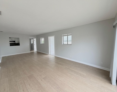 1501 Crescent Circle - Photo Thumbnail 5