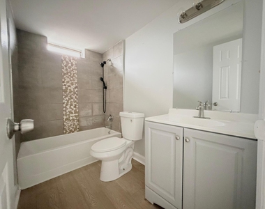 1501 Crescent Circle - Photo Thumbnail 2