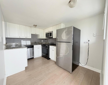 1501 Crescent Circle - Photo Thumbnail 3