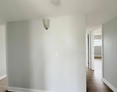 1501 Crescent Circle - Photo Thumbnail 8