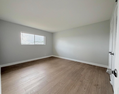 1501 Crescent Circle - Photo Thumbnail 15
