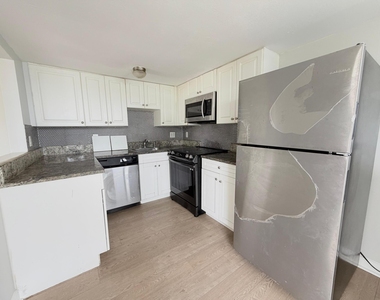 1501 Crescent Circle - Photo Thumbnail 9