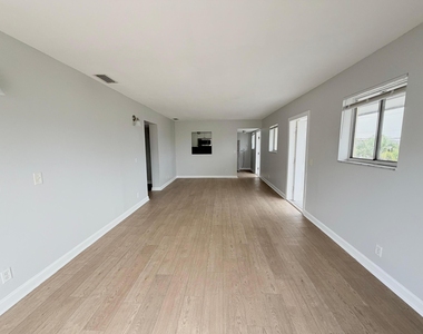 1501 Crescent Circle - Photo Thumbnail 6