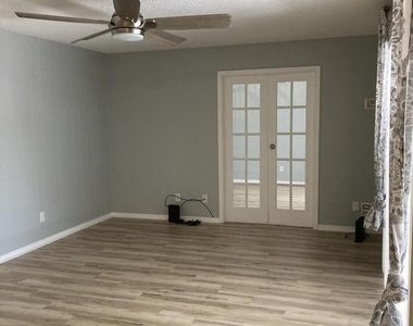 303 Se Castle Court Se - Photo Thumbnail 5
