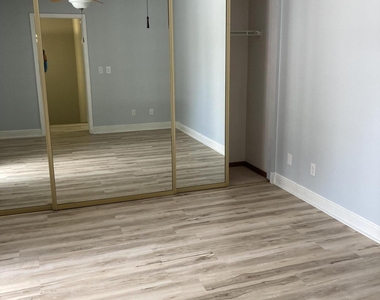 303 Se Castle Court Se - Photo Thumbnail 2