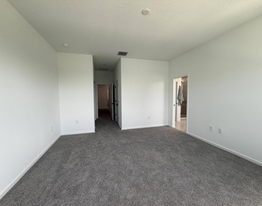 4402 Longwood Lake Square - Photo Thumbnail 12