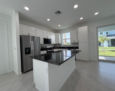 4402 Longwood Lake Square - Photo Thumbnail 4