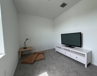 4402 Longwood Lake Square - Photo Thumbnail 19