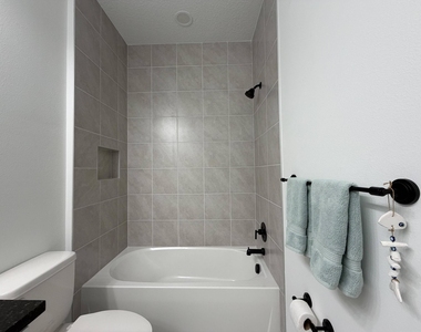4402 Longwood Lake Square - Photo Thumbnail 32