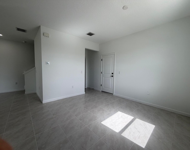 4402 Longwood Lake Square - Photo Thumbnail 7