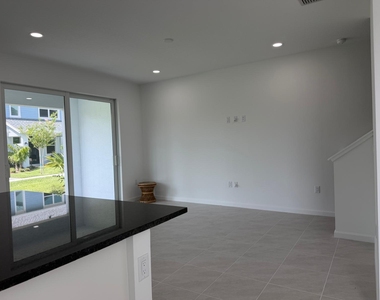 4402 Longwood Lake Square - Photo Thumbnail 3