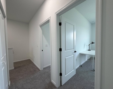 4402 Longwood Lake Square - Photo Thumbnail 17