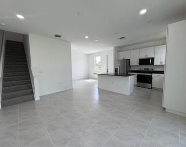 4402 Longwood Lake Square - Photo Thumbnail 5