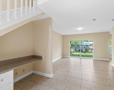 809 Talia Circle E - Photo Thumbnail 9