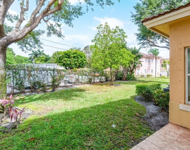 809 Talia Circle E - Photo Thumbnail 19