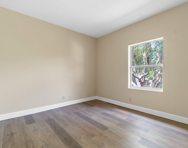 809 Talia Circle E - Photo Thumbnail 11