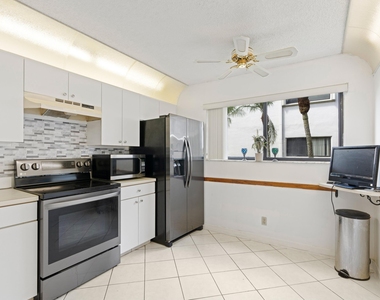 15450 Pembridge Avenue - Photo Thumbnail 5