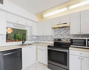 15450 Pembridge Avenue - Photo Thumbnail 6
