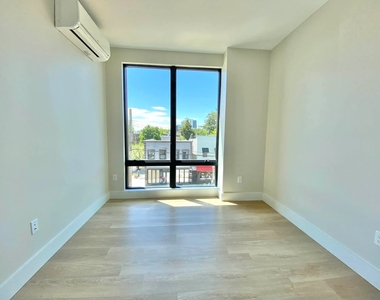 44-19 Broadway - Photo Thumbnail 4