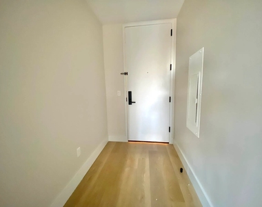 44-19 Broadway - Photo Thumbnail 8