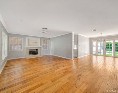 22907 Leonora Dr - Photo Thumbnail 4
