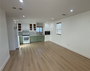 662 E 87th Street - Photo Thumbnail 4