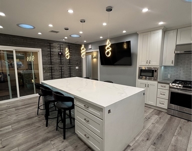 6250 Aura Avenue - Photo Thumbnail 14